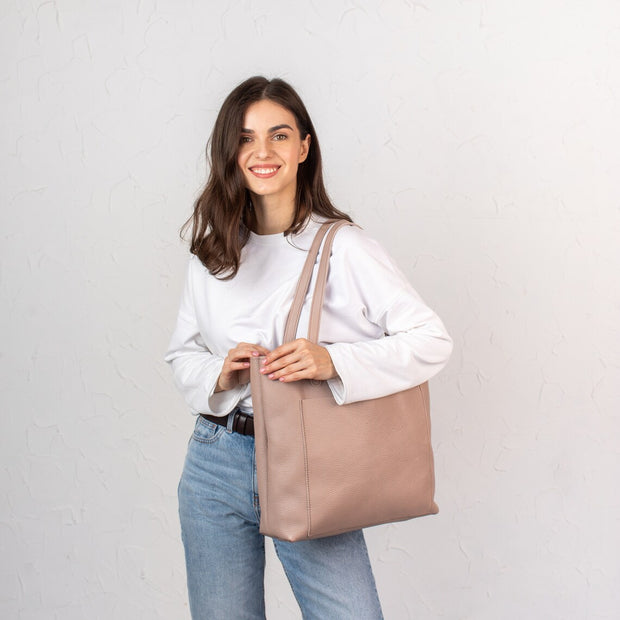 Leather Tote with Minimalist Design | Chic Leather Tote Bag for Women - Stylish and Versatile Handcrafted Purse with Classic Design